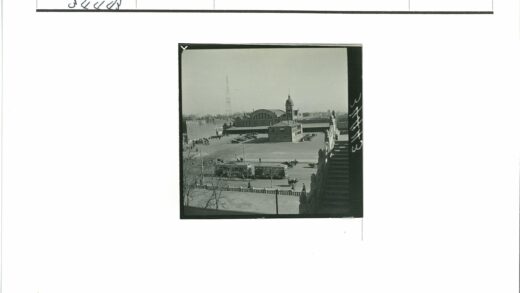 拱顶钟楼前电车与行人街景.jpg
