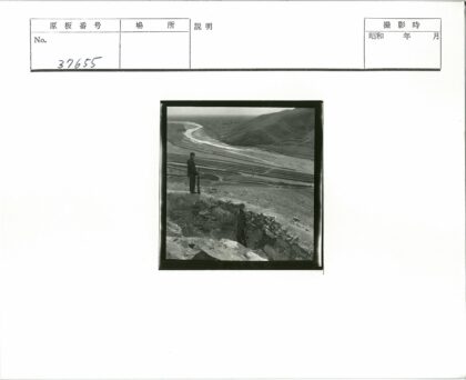 持枪士兵俯瞰梯田山丘.jpg