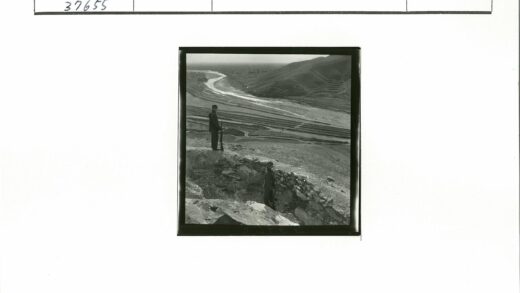 持枪士兵俯瞰梯田山丘.jpg