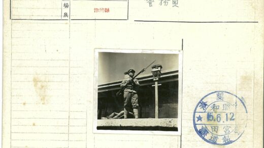 持枪士兵砖房前站岗.jpg