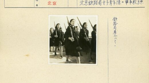 持枪妇女制服队伍行进.jpg