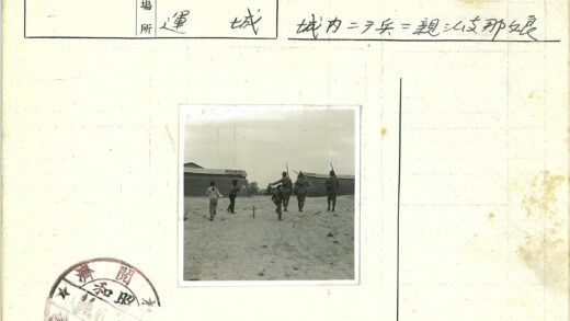 持枪成人与孩童泥泞前行.jpg