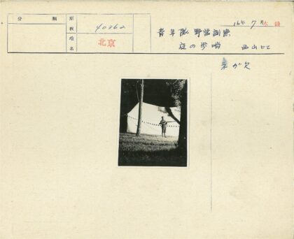 持枪男子站帐篷前.jpg