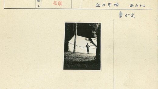 持枪男子站帐篷前.jpg