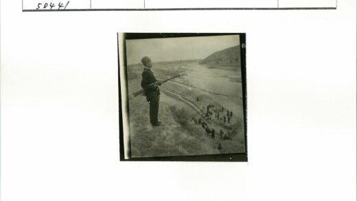 持枪者俯瞰河岸人群远山景.jpg