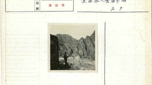 持枪者站在悬崖河边建筑旁.jpg