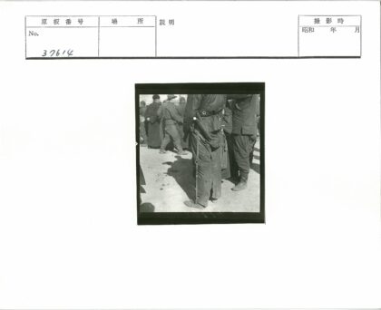 持步枪男子户外合影.jpg