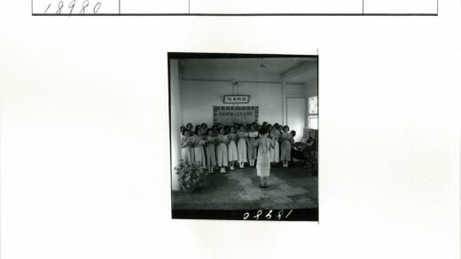 指挥女士与合唱团排练现场.jpg