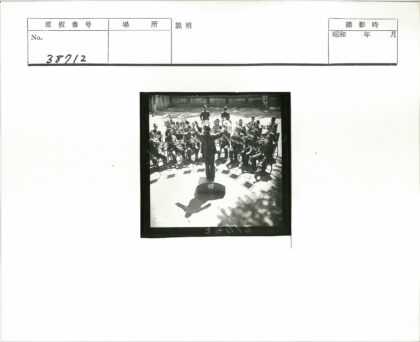 指挥家与乐团户外演奏.jpg
