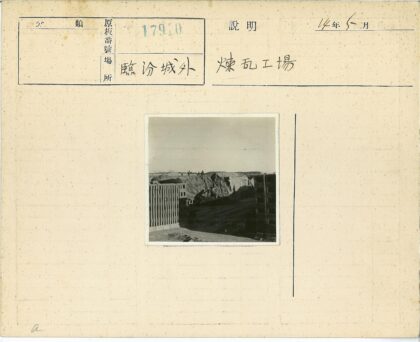 挖掘现场俯瞰砖堆与人群.jpg