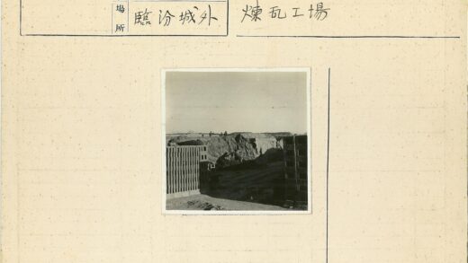 挖掘现场俯瞰砖堆与人群.jpg
