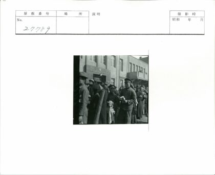 排队人群与建筑入口.jpg