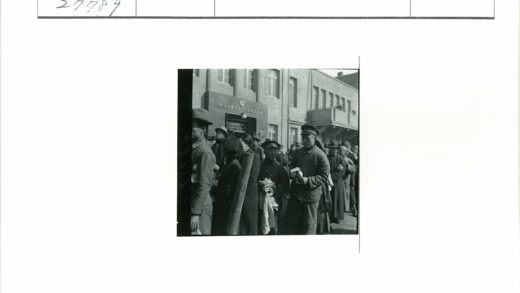 排队人群与建筑入口.jpg