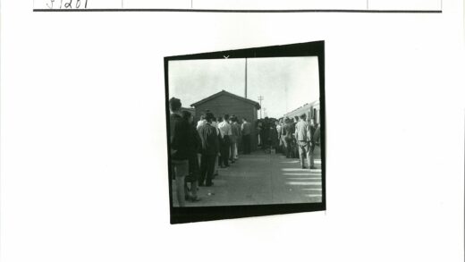 排队人群与火车小楼场景.jpg