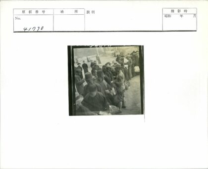 排队领取物品的人群.jpg