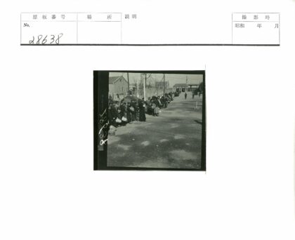 排队领取物资的历史场景.jpg