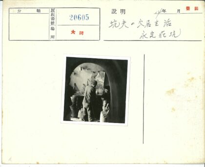 探索昏暗房间的罐子收藏.jpg