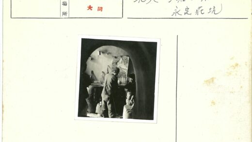 探索昏暗房间的罐子收藏.jpg