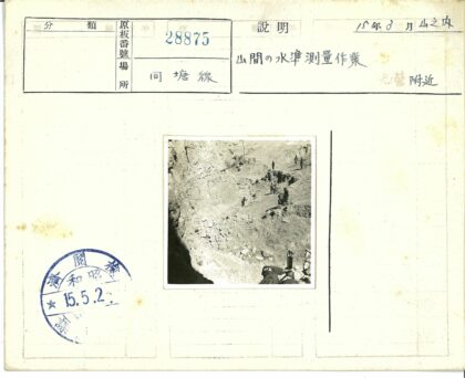 探险者勘察崎岖岩石地貌.jpg