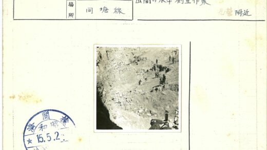 探险者勘察崎岖岩石地貌.jpg