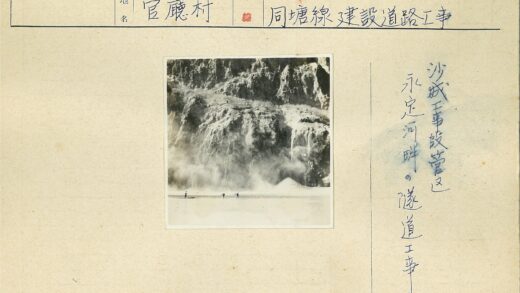 探险者在悬崖沙地前行.jpg