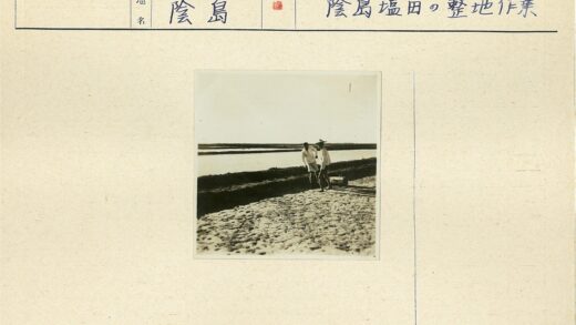 探险者在水边沙石地.jpg