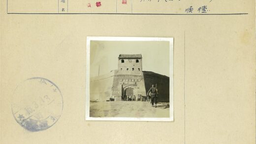 探险者接近古城砖墙入口.jpg