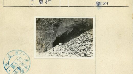 探险者攀登悬崖洞穴.jpg