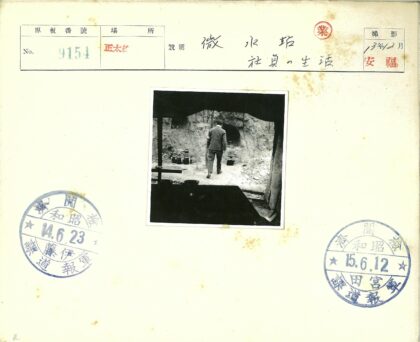 探险者步入岩石洞穴入口.jpg
