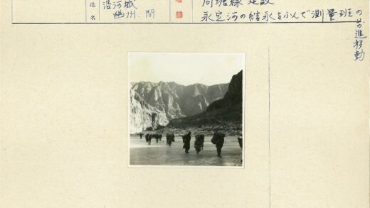 探险者河床徒步穿越崎岖山脉.jpg