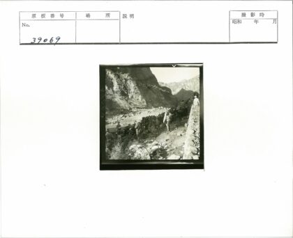 探险者沿河徒步峭壁小路.jpg