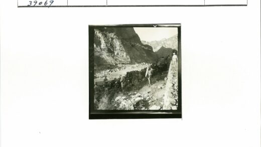 探险者沿河徒步峭壁小路.jpg