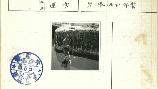 探险者浅水区持棍微笑.jpg