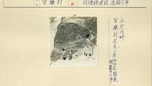 探险者穿越悬崖洞穴景观.jpg