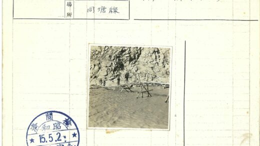 探险者穿越沙地木桥.jpg