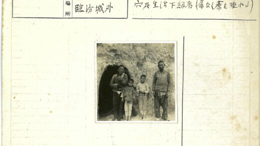 探险者站在岩石洞穴入口.jpg