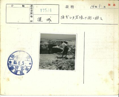 探险者站在深洞边缘远眺崎岖地貌.jpg