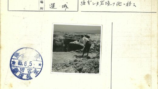 探险者站在深洞边缘远眺崎岖地貌.jpg