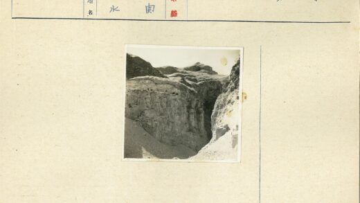 探险者站立悬崖岩架.jpg