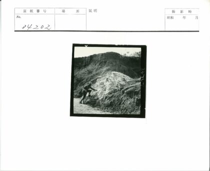 探险者考察浅色沉积岩山.jpg