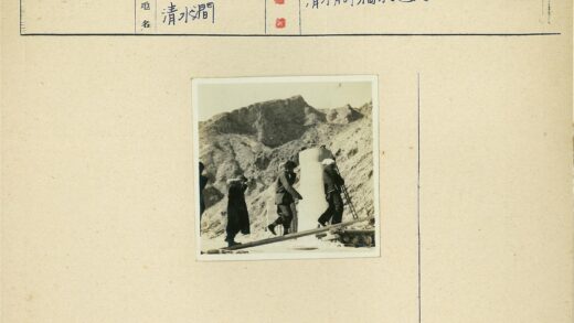 探险队攀爬巨型圆柱山地.jpg