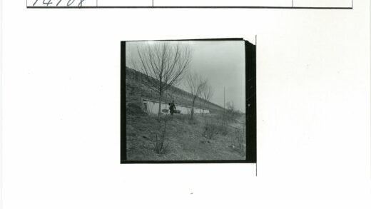 提篮人行走山坡砖墙边.jpg