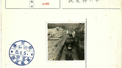 插旗火车驶过河畔山景.jpg
