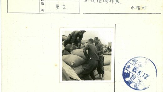 搬运大麻袋的户外工人.jpg