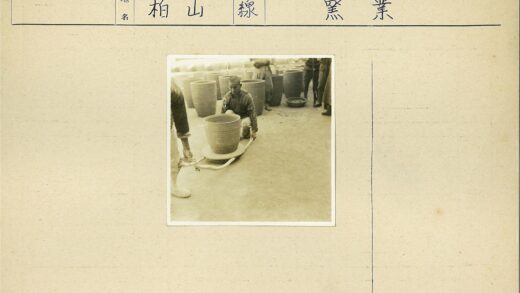 搬运陶瓷花瓶的木制手推车.jpg