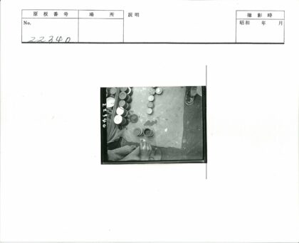 摆放圆形容器的手部特写.jpg