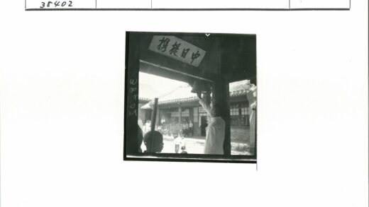 摇铃人汉字牌下集会场景.jpg