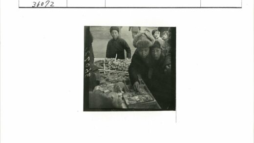 摊贩玩具吸引孩子们围观.jpg