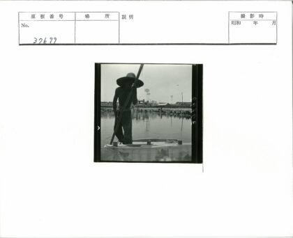 撑篙小船与岸边人群.jpg