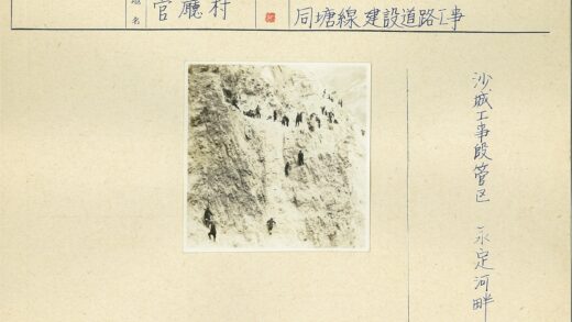 攀岩者挑战陡峭岩壁.jpg